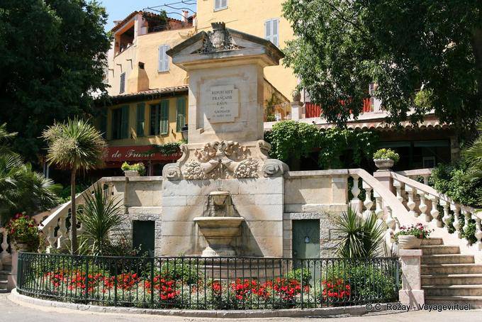 Fuente de agua Grimaud Grimaud, Provence, Francia