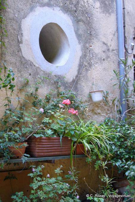 Ramatuelle, ojo de buey en la pared y floral, Provence, Francia