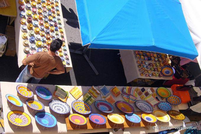 Ramatuelle, mercado de artesanía cerámica de colores, Provence, Francia