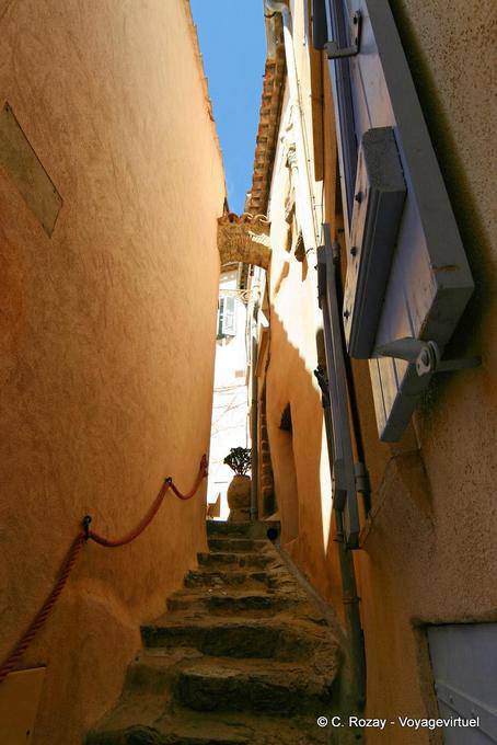 Ramatuelle, traboule escalera, Provence, Francia