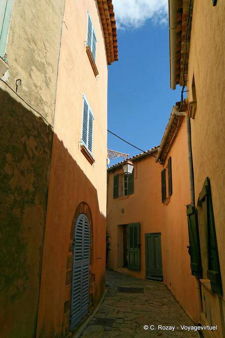 Ramatuelle, imagen de una calle típica de la región de Mediodía, Provence, Francia