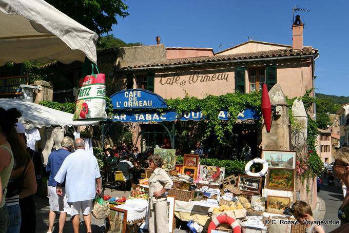 Ramatuelle, pulgas frente a la Ormeau café, Provence, Francia