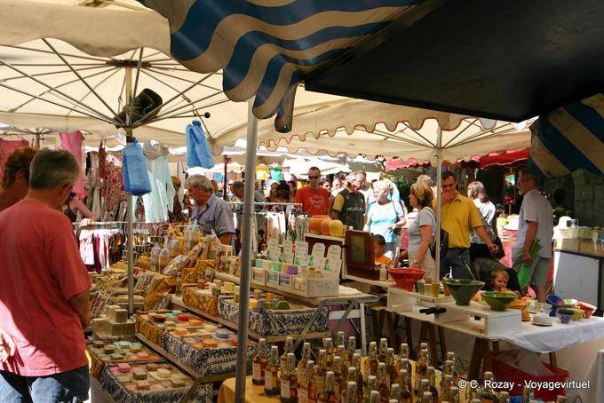 Ramatuelle, puestos de venta de productos locales en el mercado, Provence, Francia
