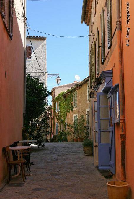 Ramatuelle, mini-terraza en una calle del pueblo, Provence, Francia