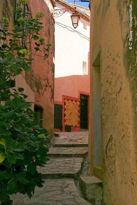 Ramatuelle, empinada calle terrazas, Provence, Francia