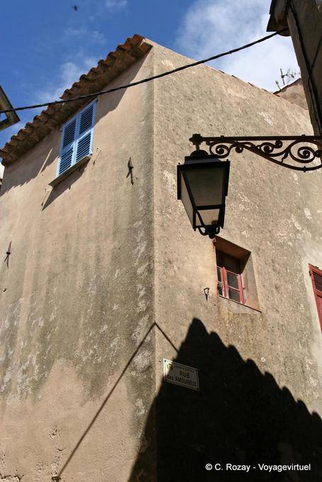 Ramatuelle, teatro de sombras de la luz y de la calle de los amantes, Provence, Francia