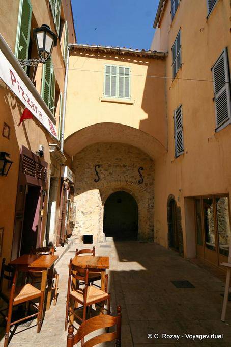 Saint-Tropez, pizzería en un punto muerto con la arquitectura tradicional, Provence, Francia