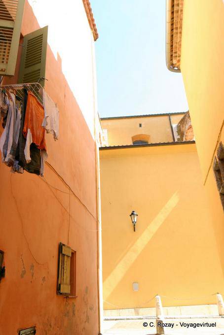 Saint-Tropez, colorido calle, Provence, Francia