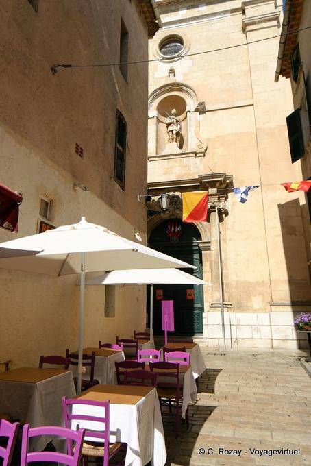 Saint-Tropez, con vistas a la parte delantera de la Virgen de la Asunción, Provence, Francia