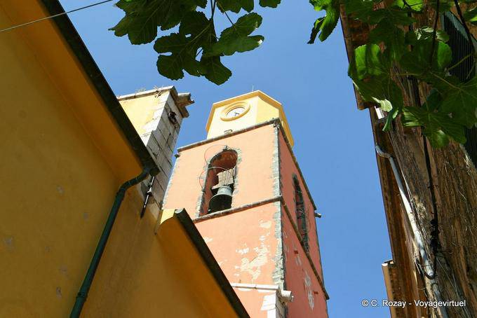 Saint-Tropez, otra imagen de la torre del campanario de Nuestra Señora de la Asunción, Provence, Francia