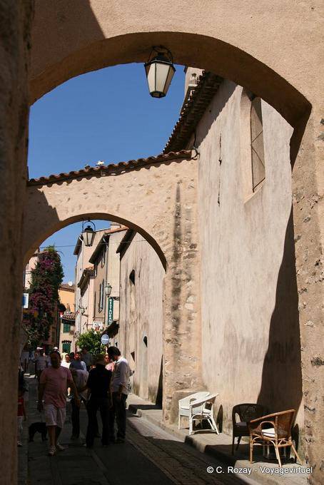 Saint-Tropez, arcadas en las calles de la Misericordia, Provence, Francia