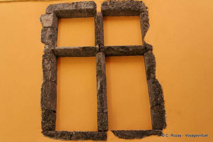 Saint-Tropez, ventana antigua amurallada, Provence, Francia