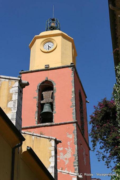 Saint-Tropez, coronada por un campanario de Nuestra Señora de la Asunción, Provence, Francia
