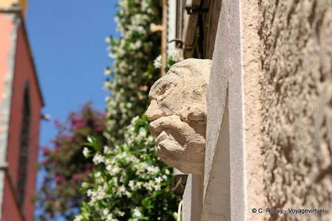 Saint-Tropez, la cabeza de piedra en la pared, Provence, Francia