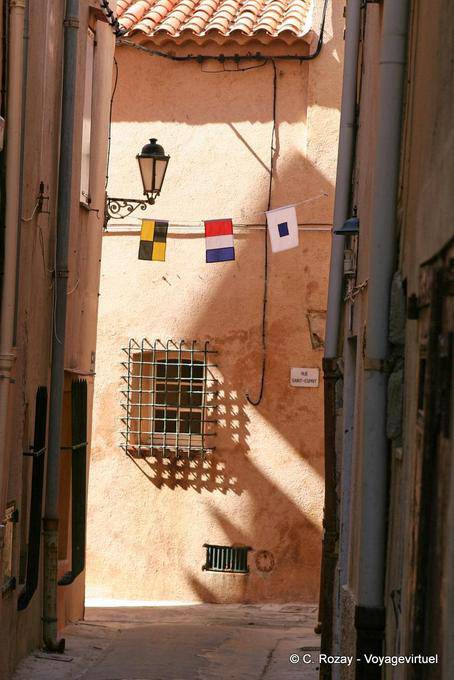 Saint-Tropez, prisionero sombra Street Spirit, Provence, Francia