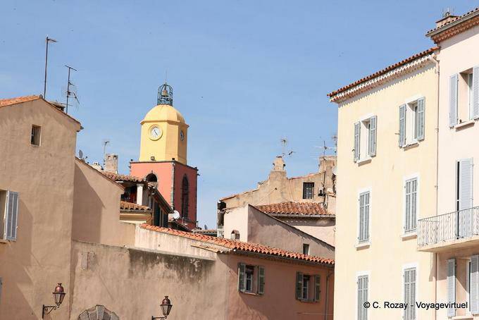 Saint-Tropez, con vistas a la Iglesia de la XVIII barroco italiano, Provence, Francia