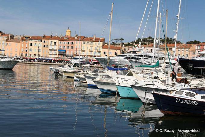 Saint-Tropez, con vistas a los barcos del puerto y amarrados, Provence, Francia