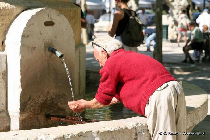 Saint-Tropez, refrésquese en la fuente, Provence, Francia