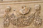 Esculturas en la parte frontal derecha de la Casa de la Moneda, Aviñón, Francia.