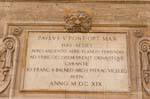 Avignon, menta, blanco placa de mármol con la inscripción en latín que dice que está dedicado al Papa Pablo V, Francia.