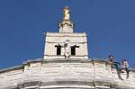 Virgen de oro en la parte superior de la torre de Notre-Dame des Doms, Aviñón, Francia.
