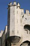 Torre ángulo de cerca con sus gárgolas, Palacio de los Papas, Avignon, Francia.