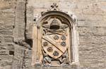 El escudo de armas de Clemente VI por encima de la puerta de Champeaux, Palacio de los Papas, Avignon, Francia.