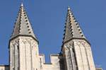Detalle de la parte superior de las torres de la fachada principal del Palacio, Aviñón, Palacio de los Papas, Francia.