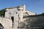 Fortificaciones y puente levadizo en la entrada de la ciudad, el puente Saint-Benezet, Aviñón, Francia.