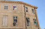 Sham de la representación de la pared del teatro de la ópera de artistas famosos, Corneille y Molière calles, Aviñón, Francia.