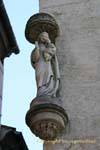 Estatua de la Virgen y el Niño, Mazan esquina de la calle y el lugar Crillon, Aviñón, Francia.