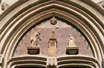 Frontón del portal de San Agricola de Avignon Colegiata, Francia.