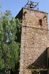 Ver un campanario medieval de Bormes-les-Mimosas, Francia.