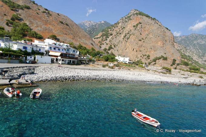 Agia Roumeli playa de guijarros a nadar al final del sendero garganta de Samaria - Creta, Grecia