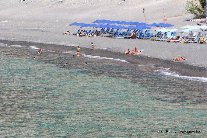 Bañistas en la playa de Agia Roumeli - Creta, Grecia