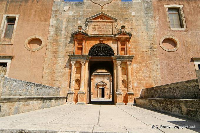 Agia Triada Akrotiri, el porche de entrada Monasterio de la Santísima Trinidad - Creta, Grecia