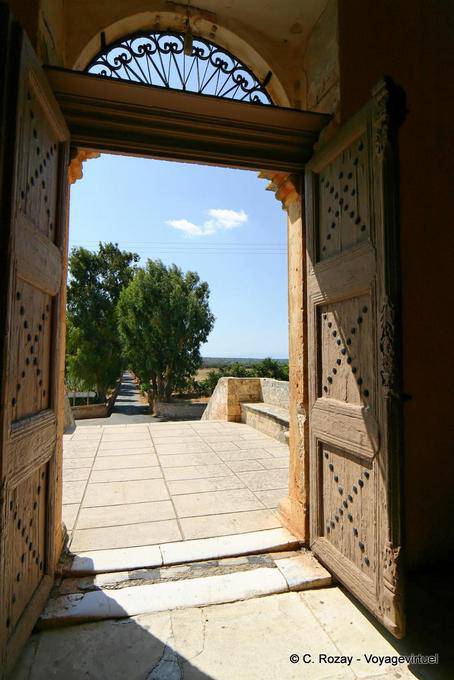 Vista desde la puerta principal del monasterio, Hagia Triada Akrotiri - Creta, Grecia