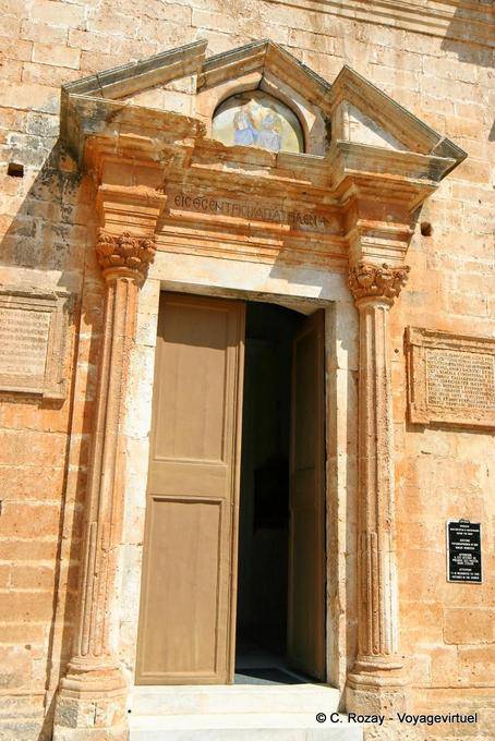 Entrada principal de la catedral en el monasterio de Agia Triada, Akrotiri - Creta, Grecia