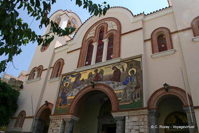 Fachada de mosaico de una iglesia, en Agios Nikolaos - Creta, Grecia