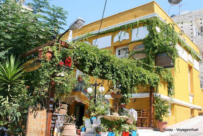 Agios Nikolaos, amarillo cretense Tavern - Creta, Grecia