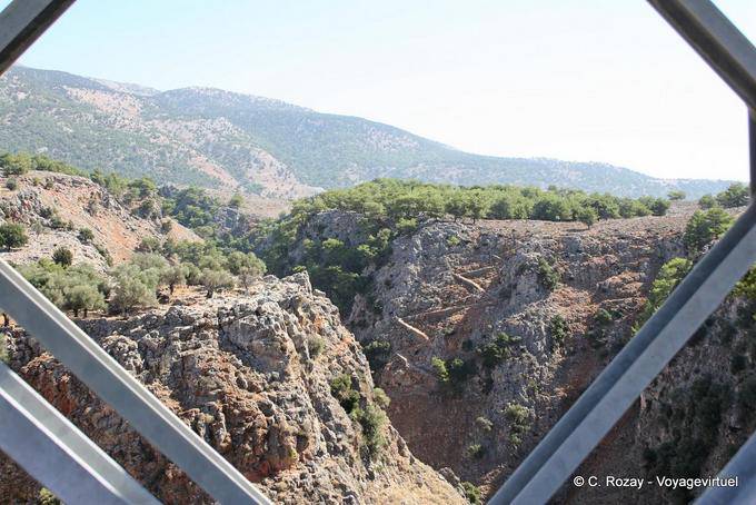 Anopoli, Puente de hierro sobre el Gorge Aradena - Creta, Grecia