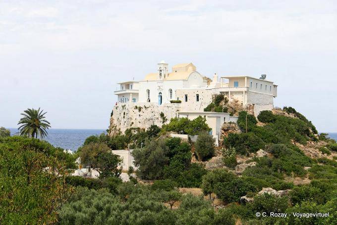 Moni Chrisoskalitissis en la cresta de una colina frente al mar - Creta, Grecia