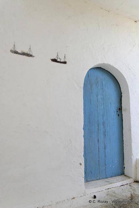Dibujos de barcos en la pared del monasterio Chryssoskalitissa - Creta, Grecia