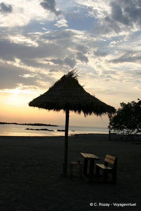 Parasol en la silueta, Elafonissi - Creta, Grecia