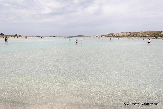 Senderistas en la laguna Elafonissi - Creta, Grecia