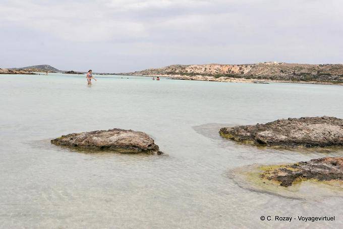 Rocas en el agua trasparente, Elafonissi - Creta, Grecia