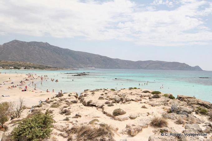 Nadar en agua tibia y tomar el sol, Elafonissi - Creta, Grecia
