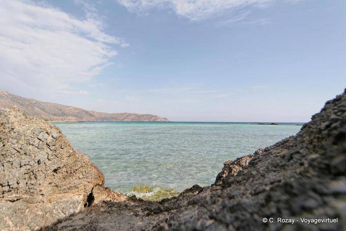 Vista de la bahía desde las rocas Elafonissi - Creta, Grecia