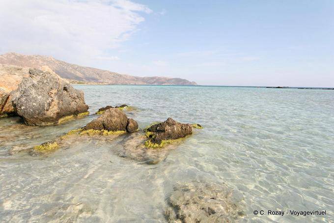 Los colores de las rocas en el agua clara, Elafonissi - Creta, Grecia