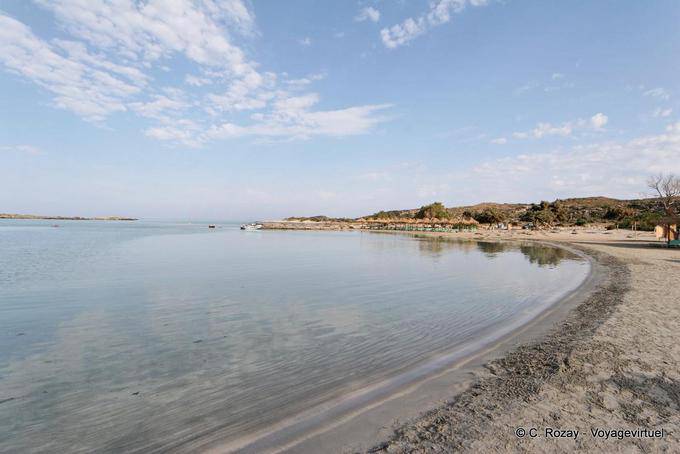 Espejo en el Mar Oriental de playa Elafonisi - Creta, Grecia